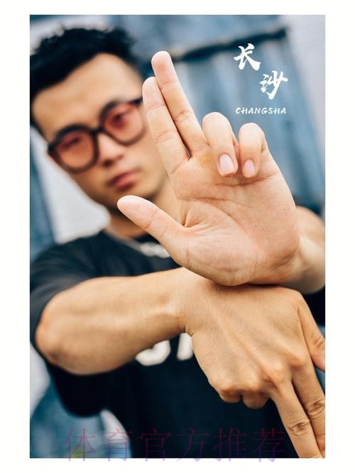 致敬“以下范上”手势,naiyou凭借优异表现斩获比赛大场MVP 致敬“以下范上”手势,naiyou凭借优异表现斩获比赛大场MVP